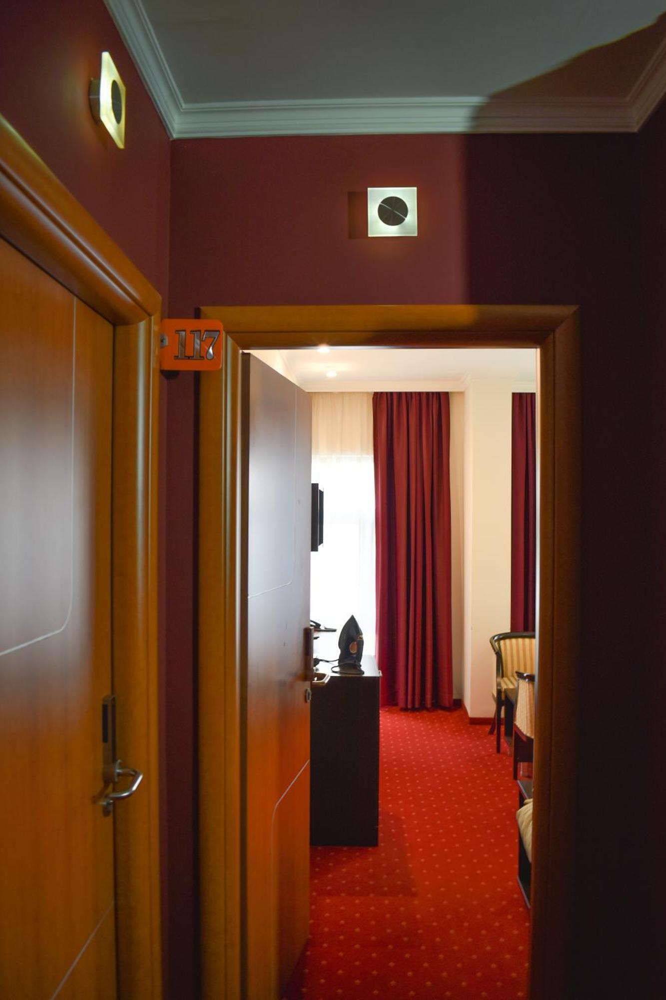 Hotel Hamburg Skopje Exteriör bild